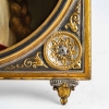 Magnifique assiette peinte sur porcelaine et encadrée, XIXe siècle. | Biron Magnifique assiette peinte sur porcelaine et encadrée, XIXe siècle.