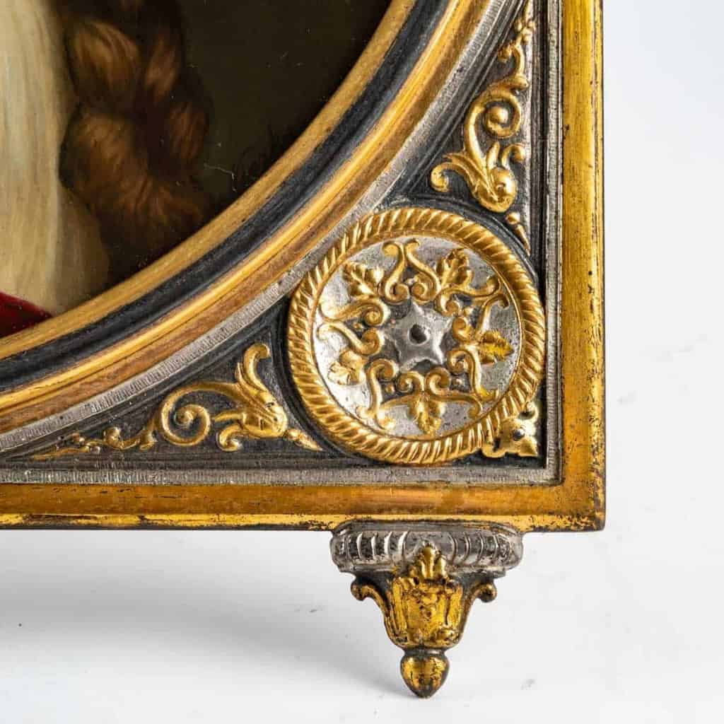 Magnifique assiette peinte sur porcelaine et encadrée, XIXe siècle. | Biron Magnifique assiette peinte sur porcelaine et encadrée, XIXe siècle.