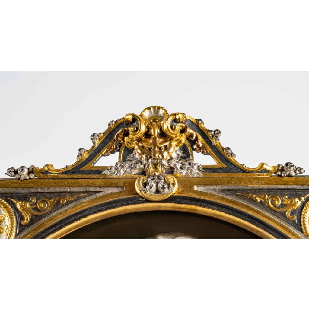 Magnifique assiette peinte sur porcelaine et encadrée, XIXe siècle. | Biron Magnifique assiette peinte sur porcelaine et encadrée, XIXe siècle.