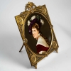 Magnifique assiette peinte sur porcelaine et encadrée, XIXe siècle. | Biron Magnifique assiette peinte sur porcelaine et encadrée, XIXe siècle.