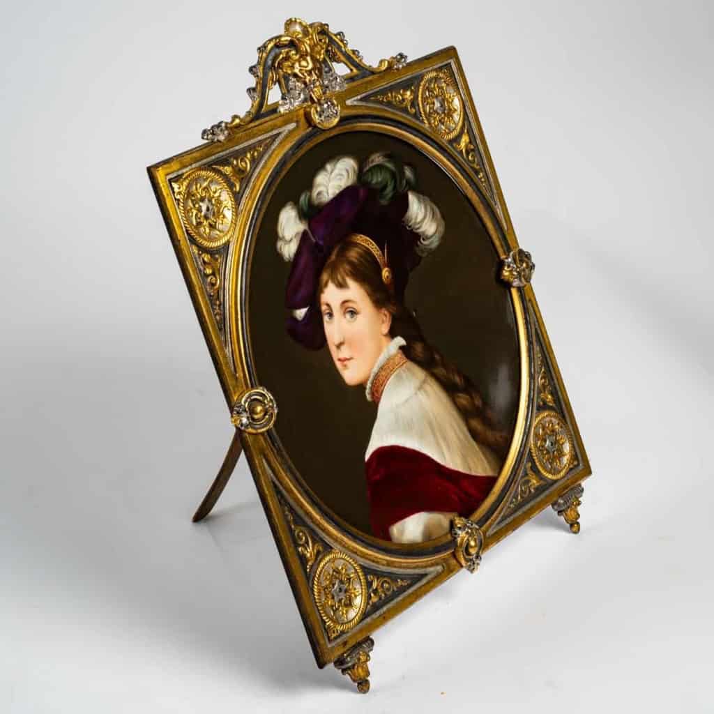 Magnifique assiette peinte sur porcelaine et encadrée, XIXe siècle. | Biron Magnifique assiette peinte sur porcelaine et encadrée, XIXe siècle.