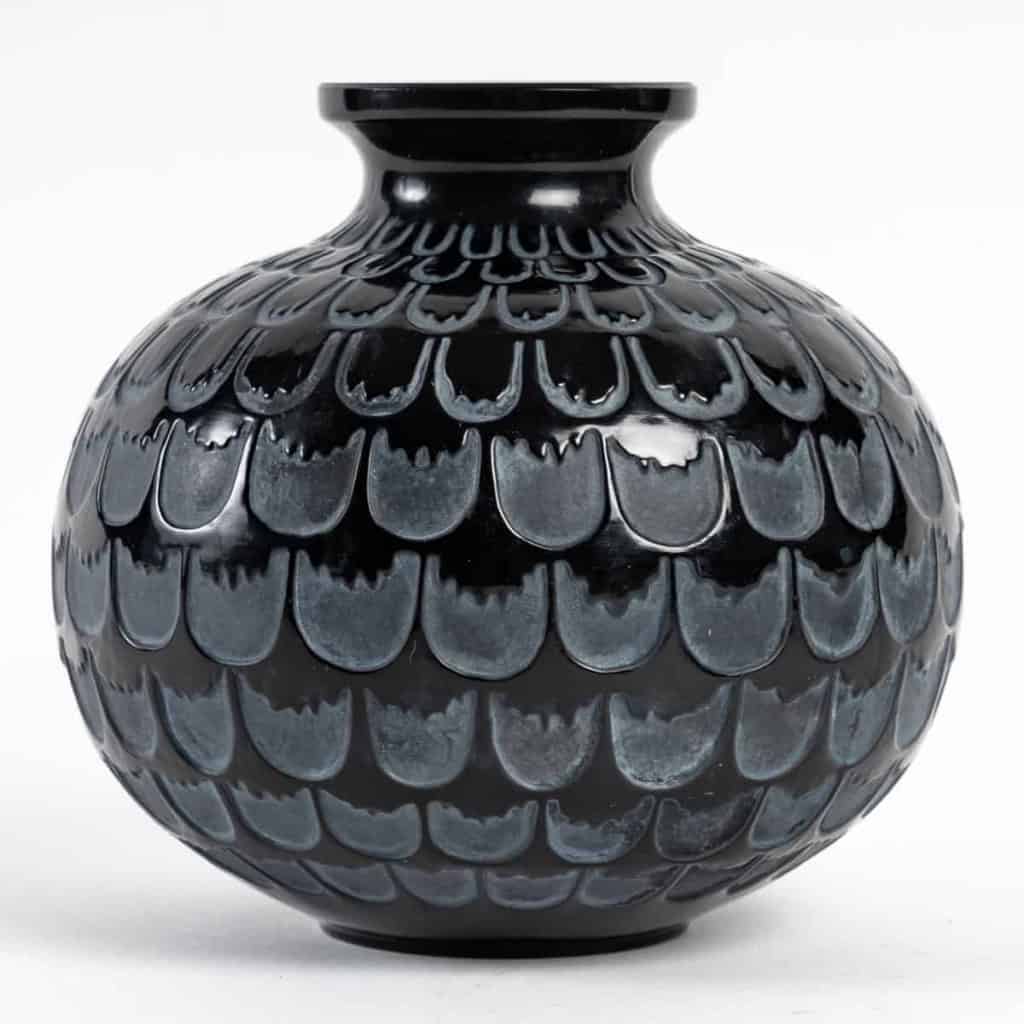 Vase « Grenade » verre noir patiné blanc de René LALIQUE | Biron |||||||