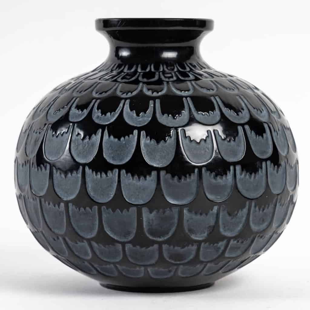 Vase « Grenade » verre noir patiné blanc de René LALIQUE | Biron Vase « Grenade » verre noir patiné blanc de René LALIQUE
