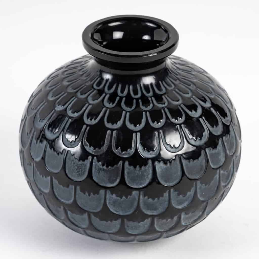 Vase « Grenade » verre noir patiné blanc de René LALIQUE | Biron Vase « Grenade » verre noir patiné blanc de René LALIQUE