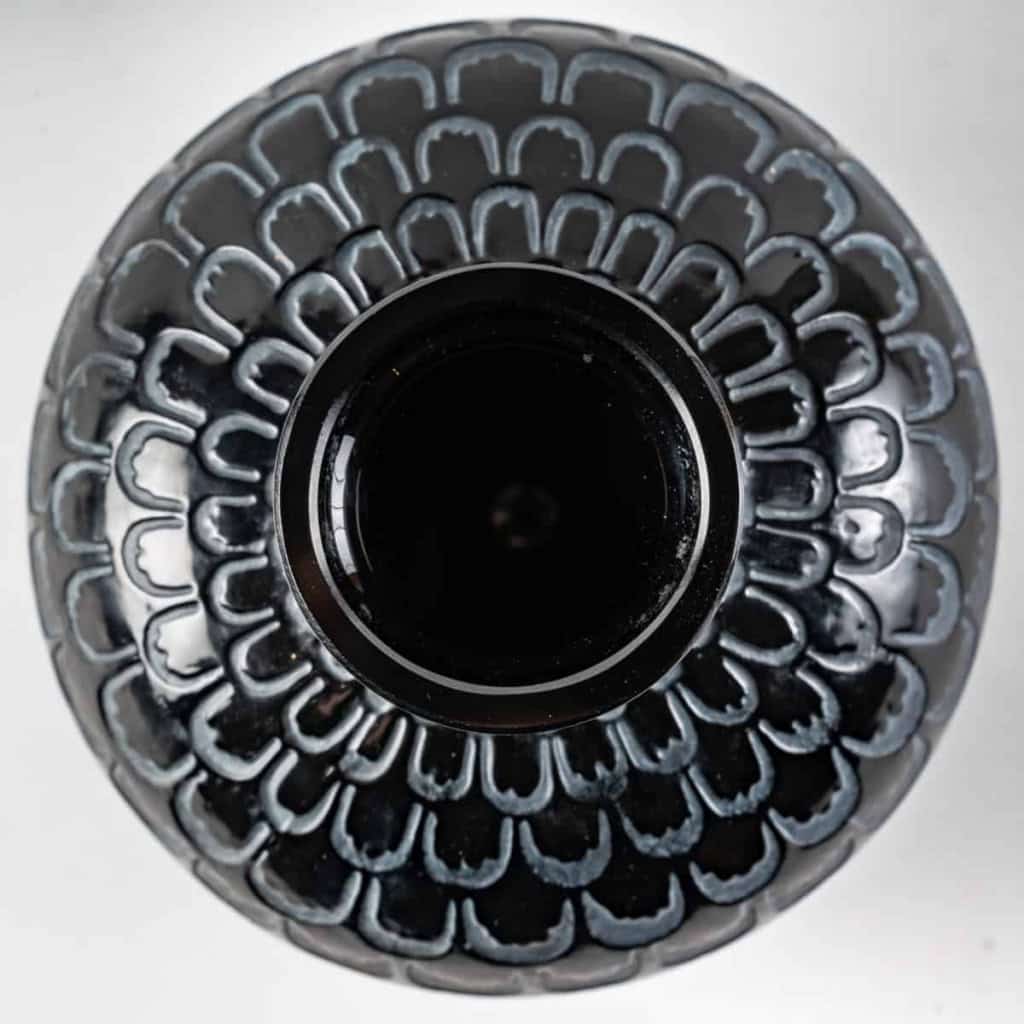 Vase « Grenade » verre noir patiné blanc de René LALIQUE | Biron Vase « Grenade » verre noir patiné blanc de René LALIQUE