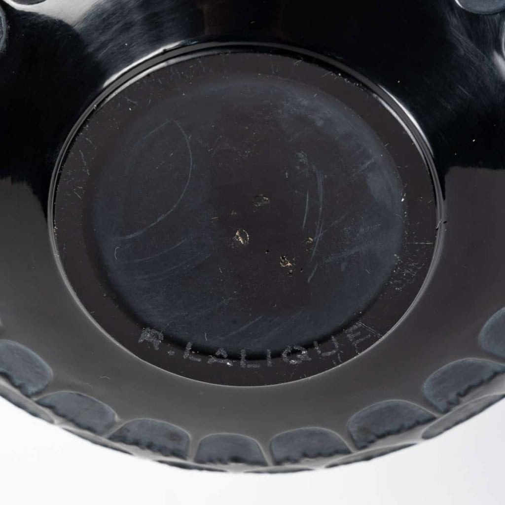 Vase « Grenade » verre noir patiné blanc de René LALIQUE | Biron Vase « Grenade » verre noir patiné blanc de René LALIQUE