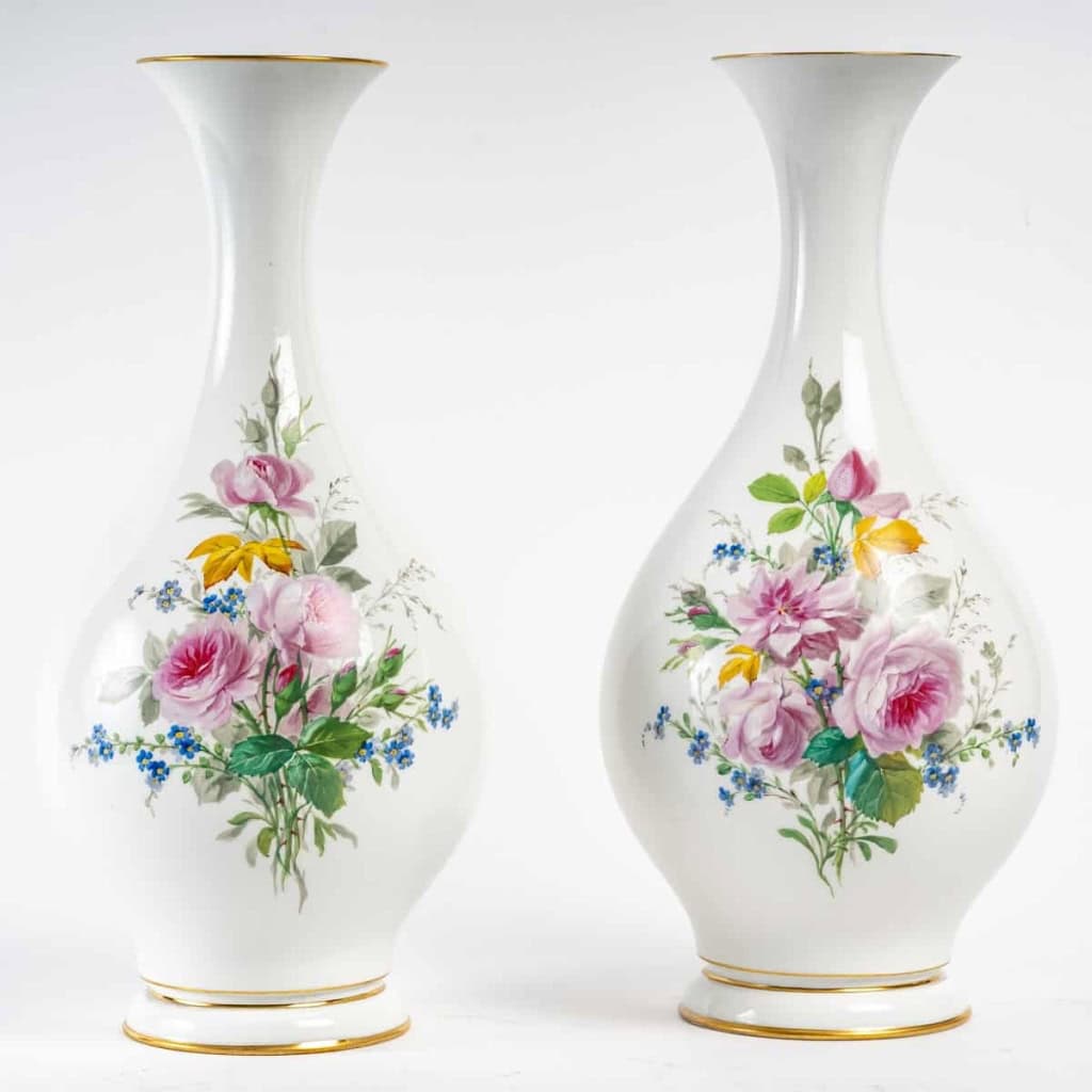 Paire de vases à décors de roses sur blanc de Sèvres, datés 1866 | Biron ||||||||
