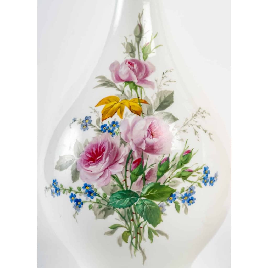 Paire de vases à décors de roses sur blanc de Sèvres, datés 1866 | Biron Paire de vases à décors de roses sur blanc de Sèvres, datés 1866