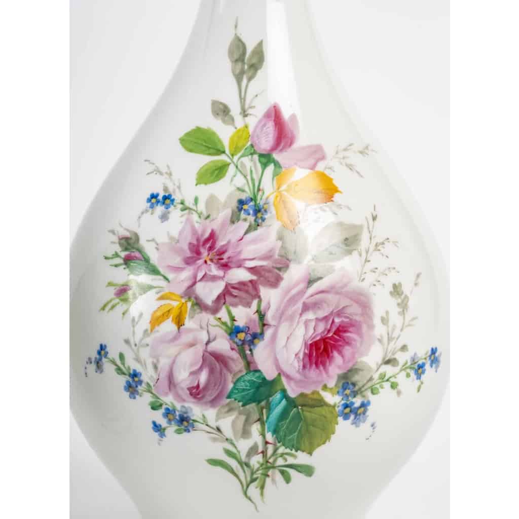 Paire de vases à décors de roses sur blanc de Sèvres, datés 1866 | Biron Paire de vases à décors de roses sur blanc de Sèvres, datés 1866