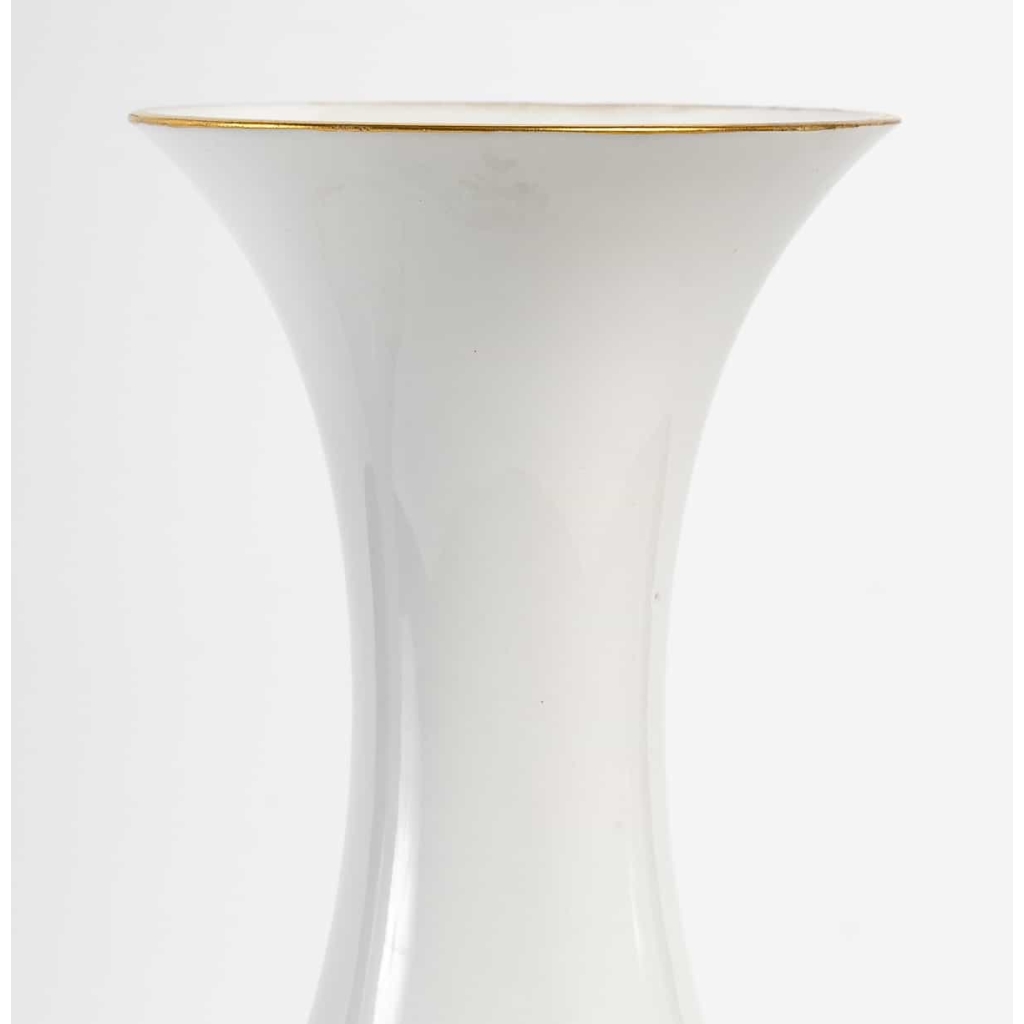 Paire de vases à décors de roses sur blanc de Sèvres, datés 1866 | Biron Paire de vases à décors de roses sur blanc de Sèvres, datés 1866