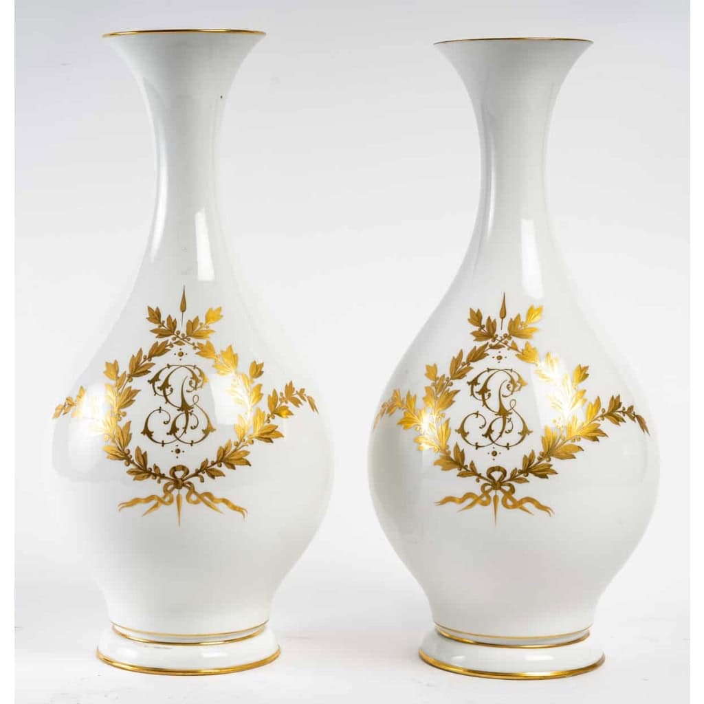 Paire de vases à décors de roses sur blanc de Sèvres, datés 1866 | Biron Paire de vases à décors de roses sur blanc de Sèvres, datés 1866