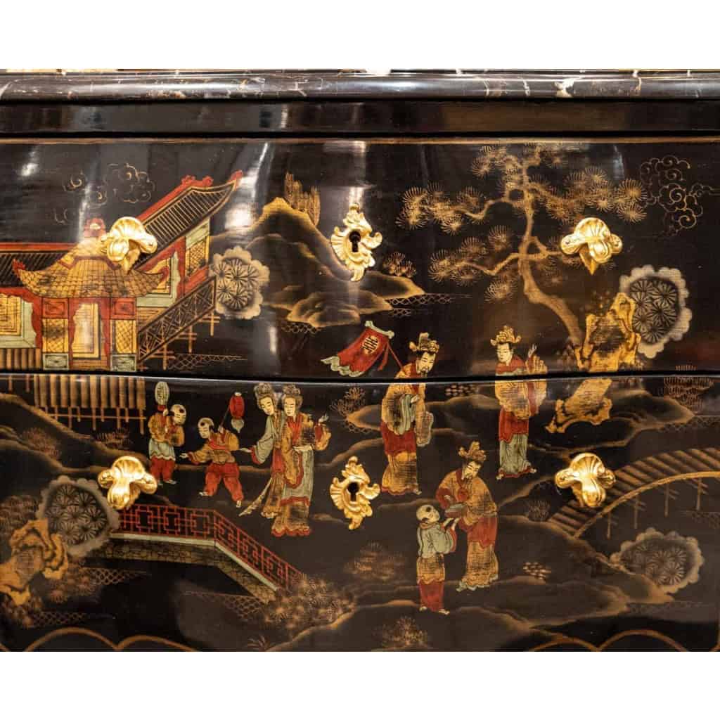 Commode sauteuse de style Louis XV, circa 1950