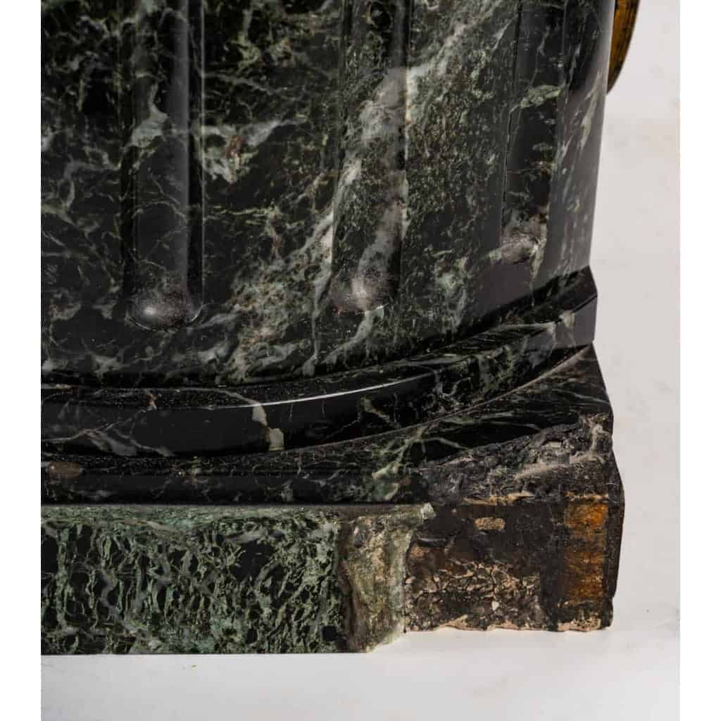 Garniture de cheminée en marbre en régule, XIXème siècle | Biron Garniture de cheminée en marbre en régule, XIXème siècle