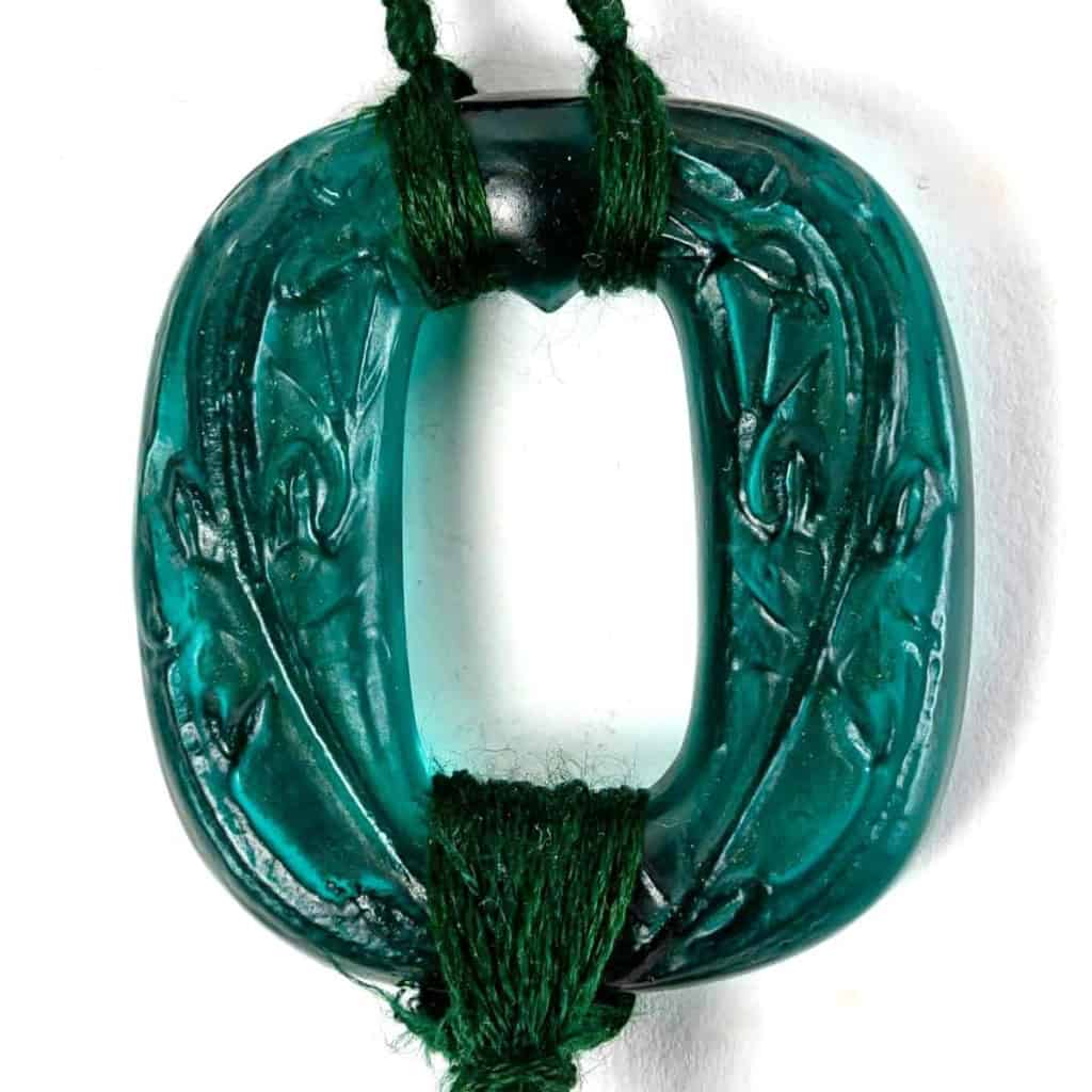 Pendentif « Lézards » verre vert de René LALIQUE | Biron Pendentif "Lézards" verre vert de René LALIQUE