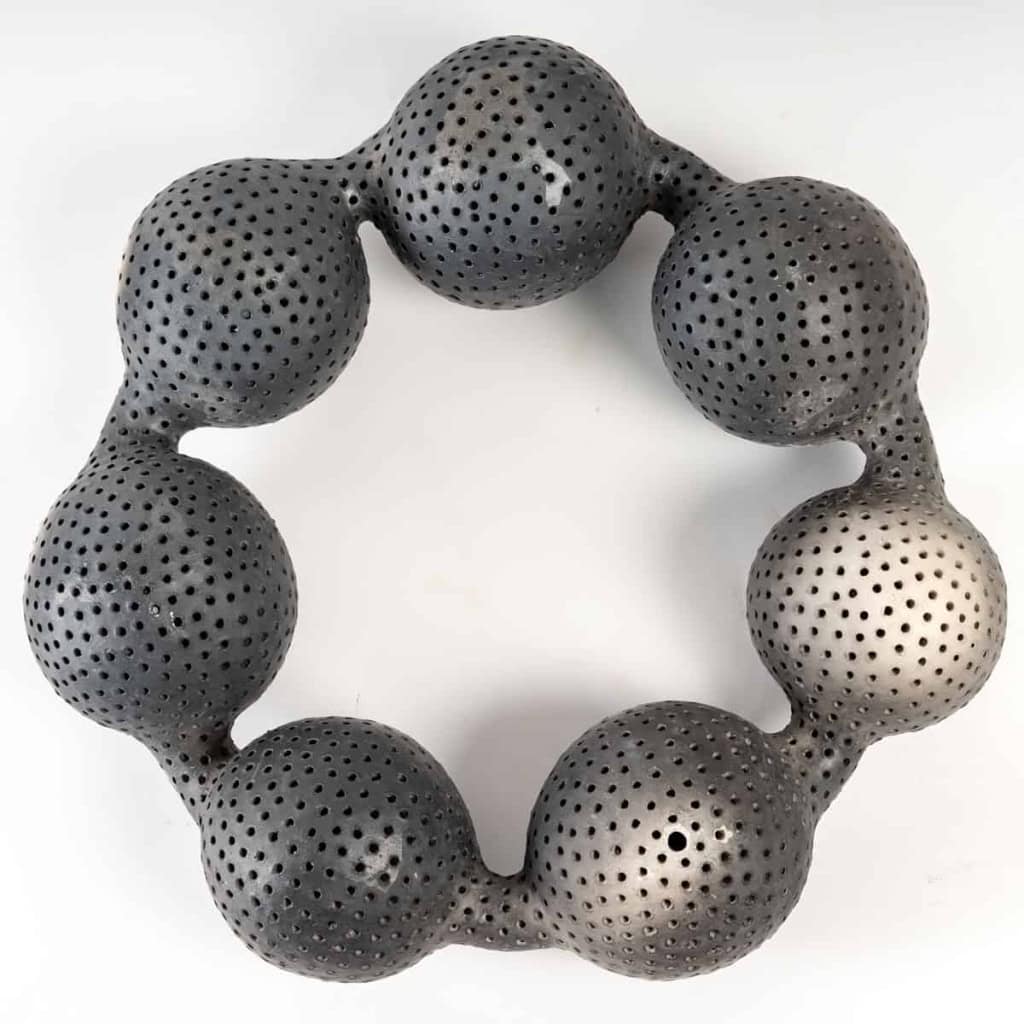 Sculpture céramique » black pearls troué » par Daphné Corregan | Biron Sculpture céramique " black pearls troué " par Daphné Corregan
