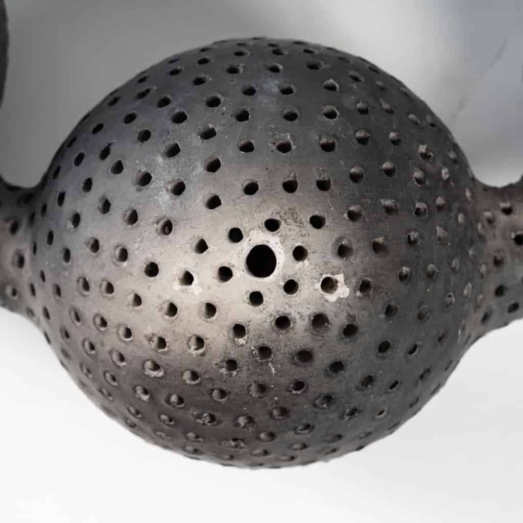 Sculpture céramique » black pearls troué » par Daphné Corregan | Biron Sculpture céramique " black pearls troué " par Daphné Corregan