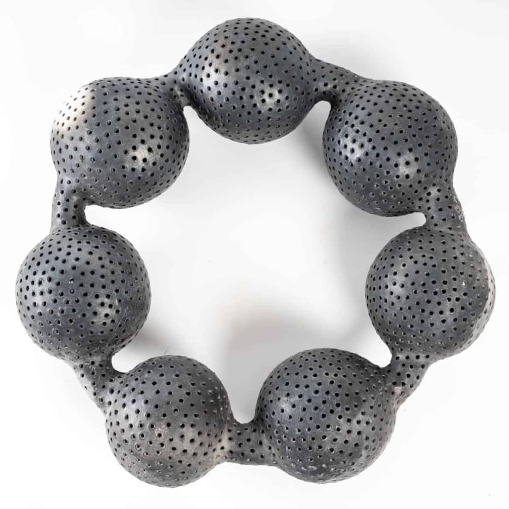 Sculpture céramique » black pearls troué » par Daphné Corregan | Biron Sculpture céramique " black pearls troué " par Daphné Corregan