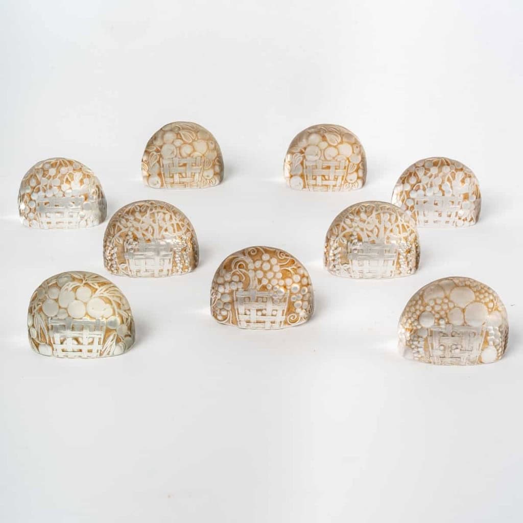Suite de 9 Porte-Menus verre blanc patiné sépia de René LALIQUE | Biron |||||||||||||||