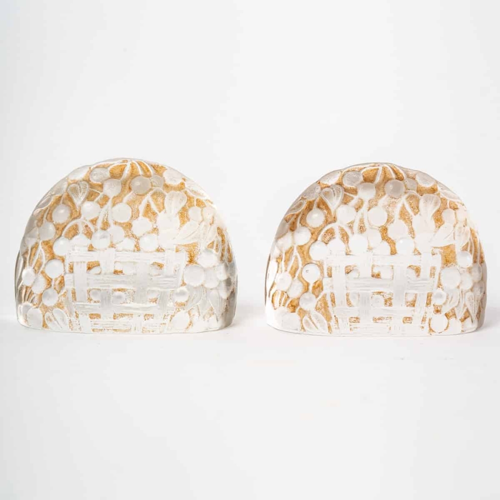 Suite de 9 Porte-Menus verre blanc patiné sépia de René LALIQUE | Biron Suite de 9 Porte-Menus verre blanc patiné sépia de René LALIQUE