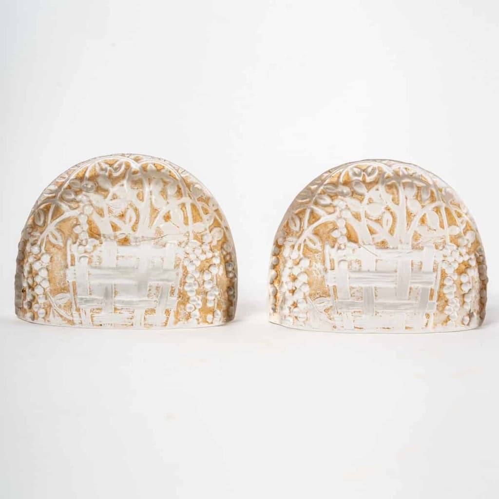 Suite de 9 Porte-Menus verre blanc patiné sépia de René LALIQUE | Biron Suite de 9 Porte-Menus verre blanc patiné sépia de René LALIQUE