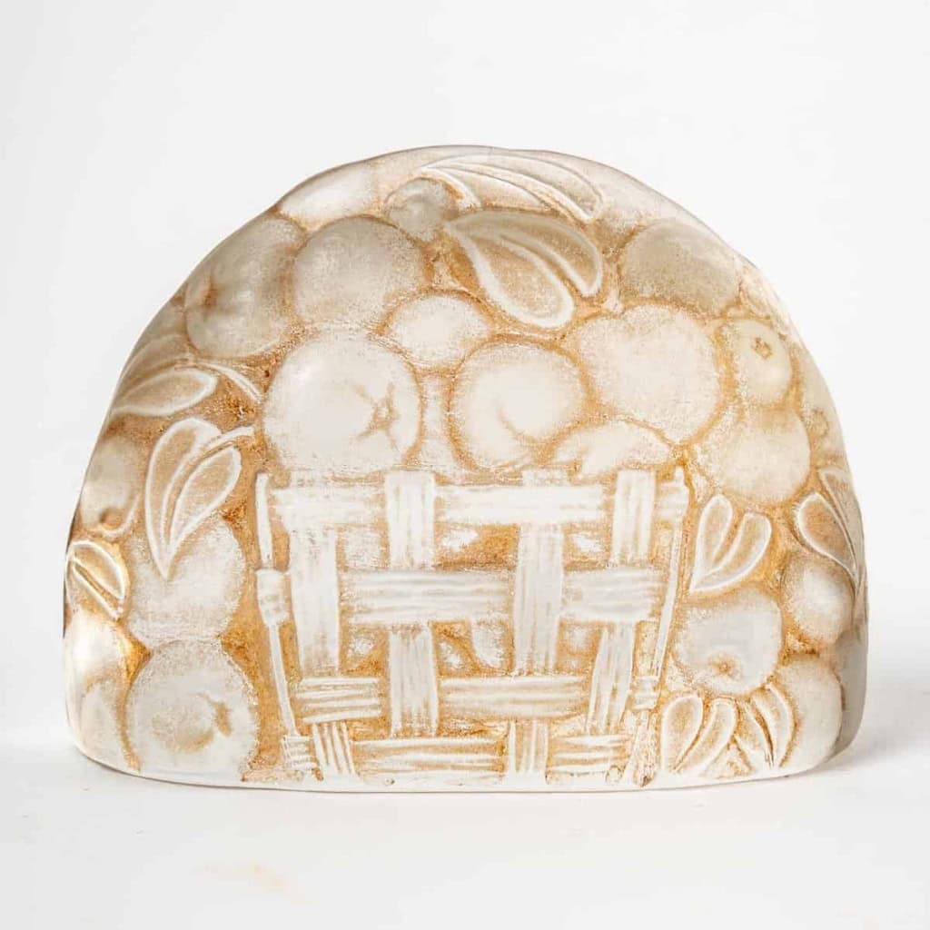 Suite de 9 Porte-Menus verre blanc patiné sépia de René LALIQUE | Biron Suite de 9 Porte-Menus verre blanc patiné sépia de René LALIQUE