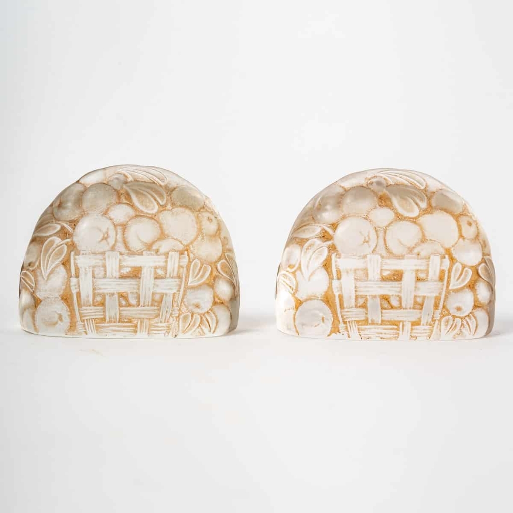 Suite de 9 Porte-Menus verre blanc patiné sépia de René LALIQUE | Biron Suite de 9 Porte-Menus verre blanc patiné sépia de René LALIQUE