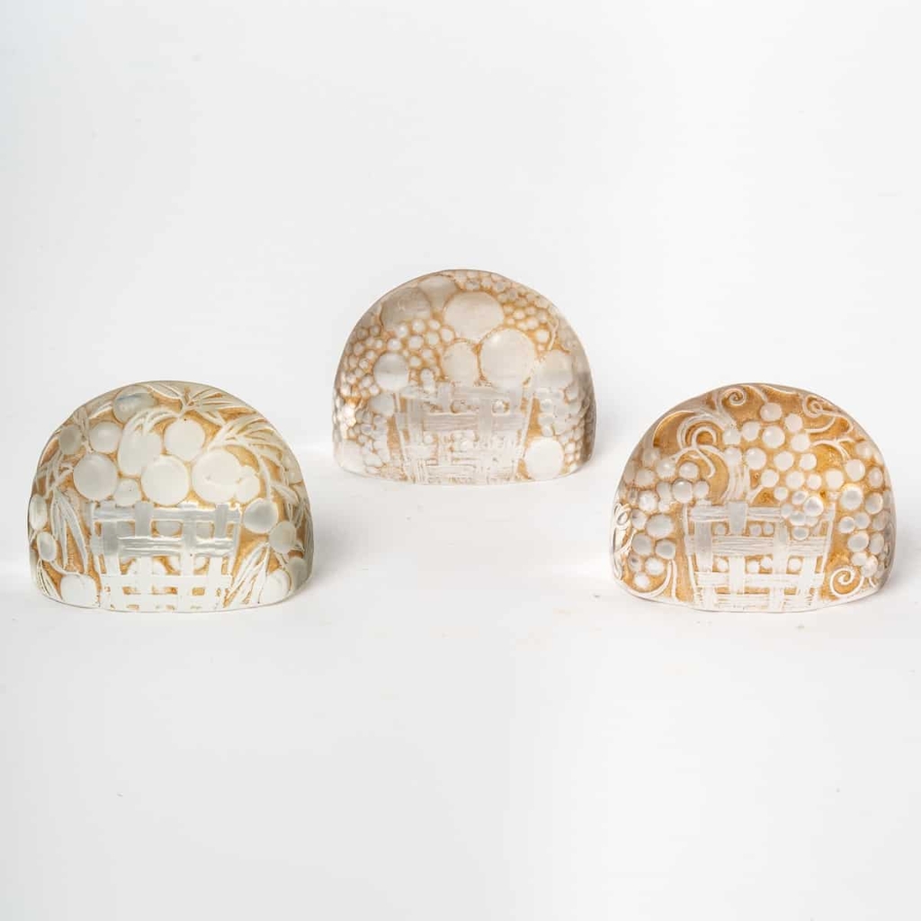 Suite de 9 Porte-Menus verre blanc patiné sépia de René LALIQUE | Biron Suite de 9 Porte-Menus verre blanc patiné sépia de René LALIQUE