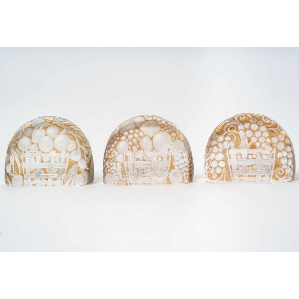 Suite de 9 Porte-Menus verre blanc patiné sépia de René LALIQUE | Biron Suite de 9 Porte-Menus verre blanc patiné sépia de René LALIQUE