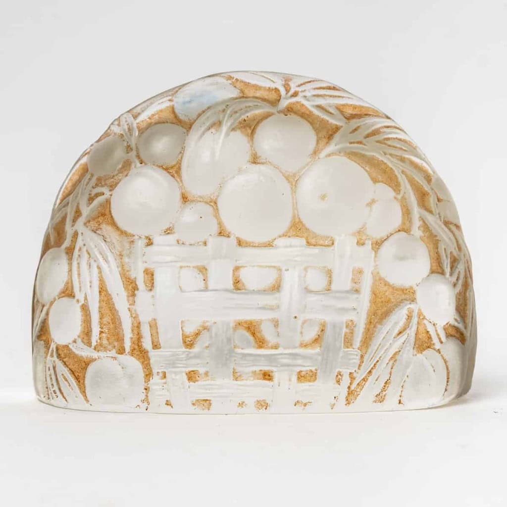 Suite de 9 Porte-Menus verre blanc patiné sépia de René LALIQUE | Biron Suite de 9 Porte-Menus verre blanc patiné sépia de René LALIQUE