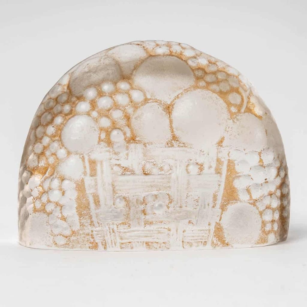 Suite de 9 Porte-Menus verre blanc patiné sépia de René LALIQUE | Biron Suite de 9 Porte-Menus verre blanc patiné sépia de René LALIQUE