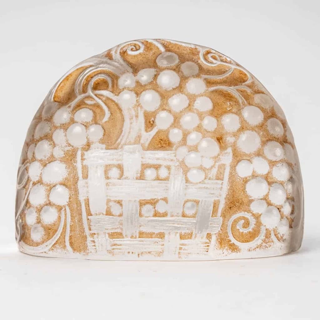 Suite de 9 Porte-Menus verre blanc patiné sépia de René LALIQUE | Biron Suite de 9 Porte-Menus verre blanc patiné sépia de René LALIQUE