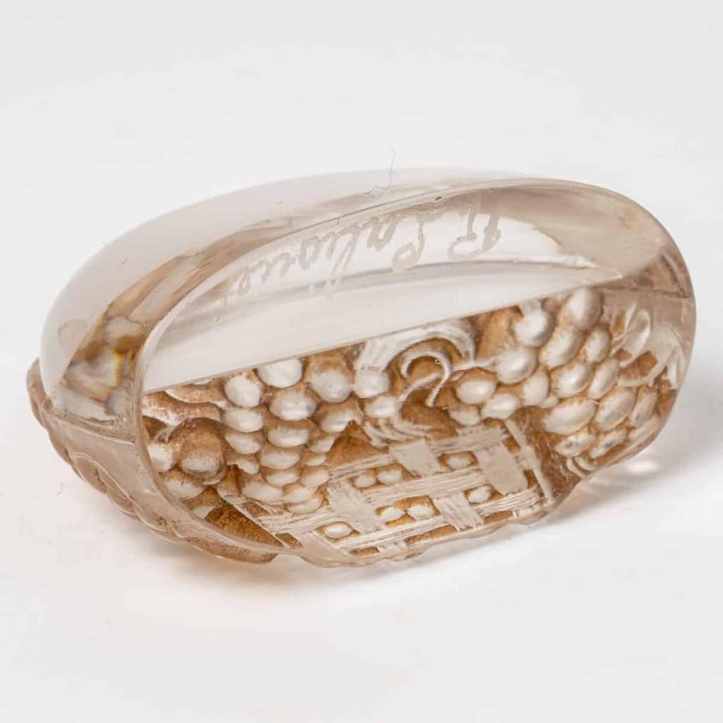 Suite de 9 Porte-Menus verre blanc patiné sépia de René LALIQUE | Biron Suite de 9 Porte-Menus verre blanc patiné sépia de René LALIQUE