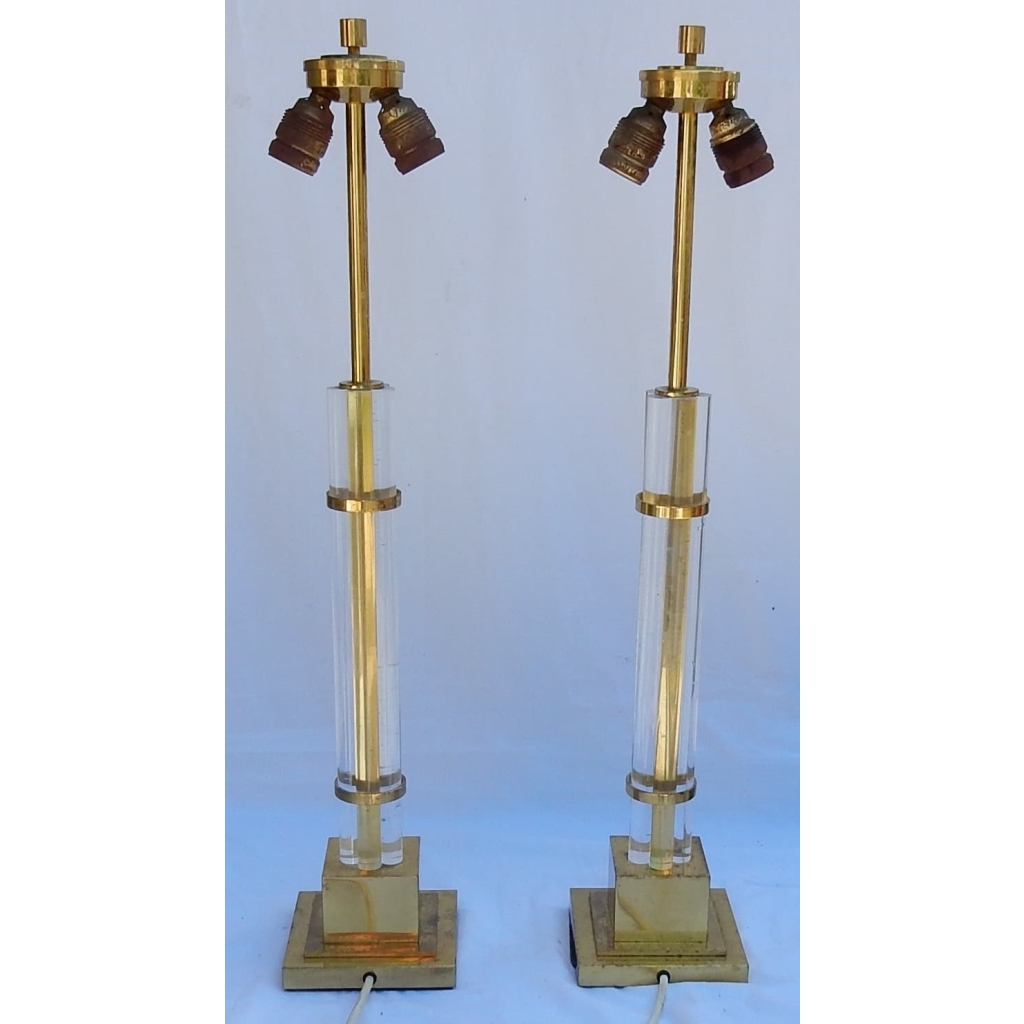 1970′ Paire de Lampes en Altuglas Et Laiton Doré Décor Colonnes A 5 Pétales | Biron 1970′ Paire de Lampes en Altuglas Et Laiton Doré Décor Colonnes A 5 Pétales