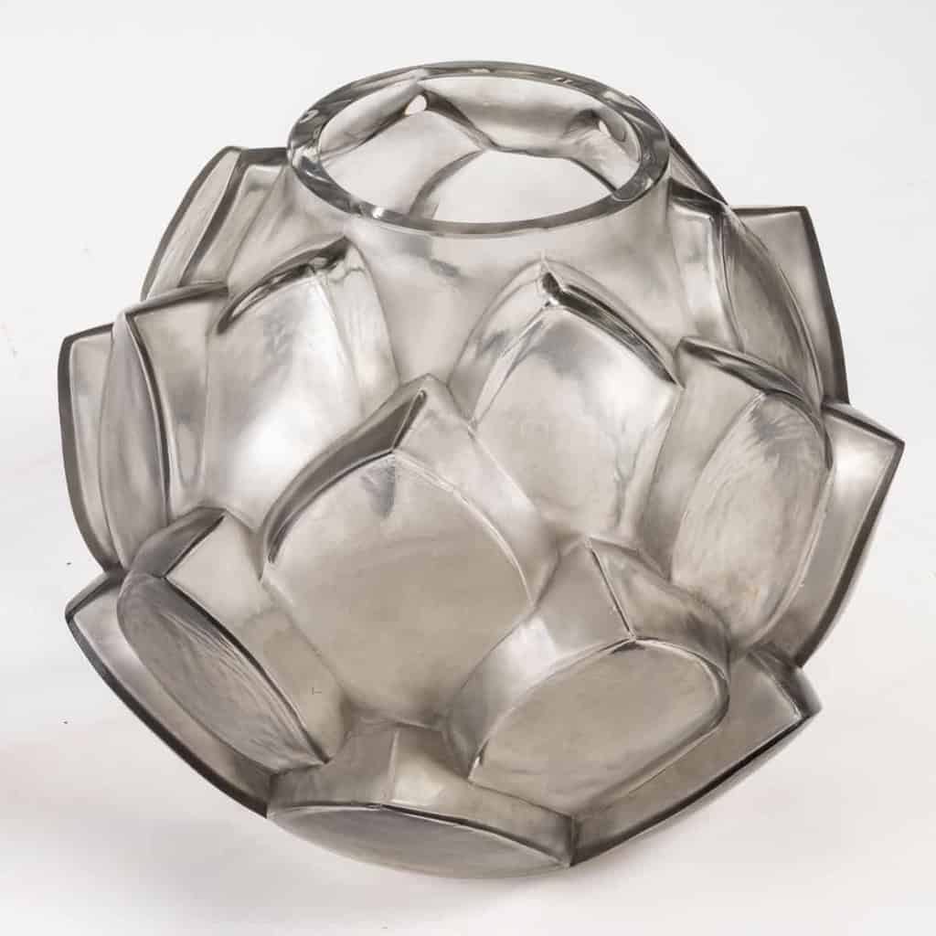 Vase « Armorique » verre blanc patiné gris de René LALIQUE | Biron Vase « Armorique » verre blanc patiné gris de René LALIQUE