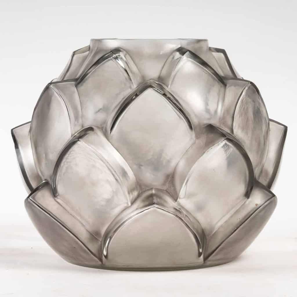 Vase « Armorique » verre blanc patiné gris de René LALIQUE | Biron Vase « Armorique » verre blanc patiné gris de René LALIQUE