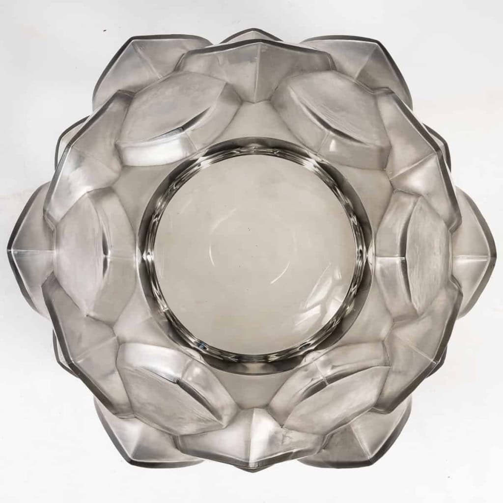 Vase « Armorique » verre blanc patiné gris de René LALIQUE | Biron Vase « Armorique » verre blanc patiné gris de René LALIQUE