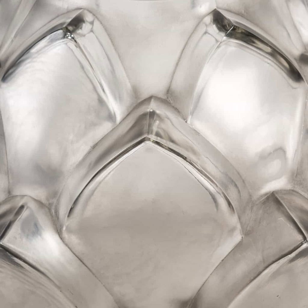 Vase « Armorique » verre blanc patiné gris de René LALIQUE | Biron Vase « Armorique » verre blanc patiné gris de René LALIQUE