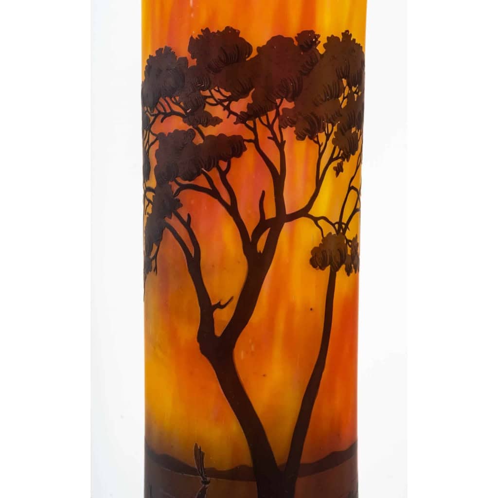 Haut Vase Daum de Nancy à la croix de Lorraine, Décor lacuste | Biron Haut Vase Daum de Nancy à la croix de Lorraine, Décor lacuste