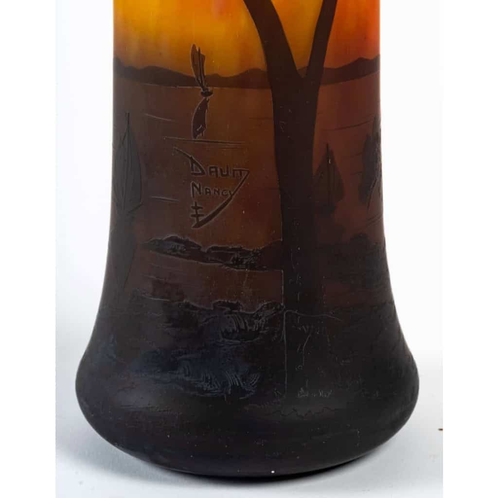 Haut Vase Daum de Nancy à la croix de Lorraine, Décor lacuste | Biron Haut Vase Daum de Nancy à la croix de Lorraine, Décor lacuste