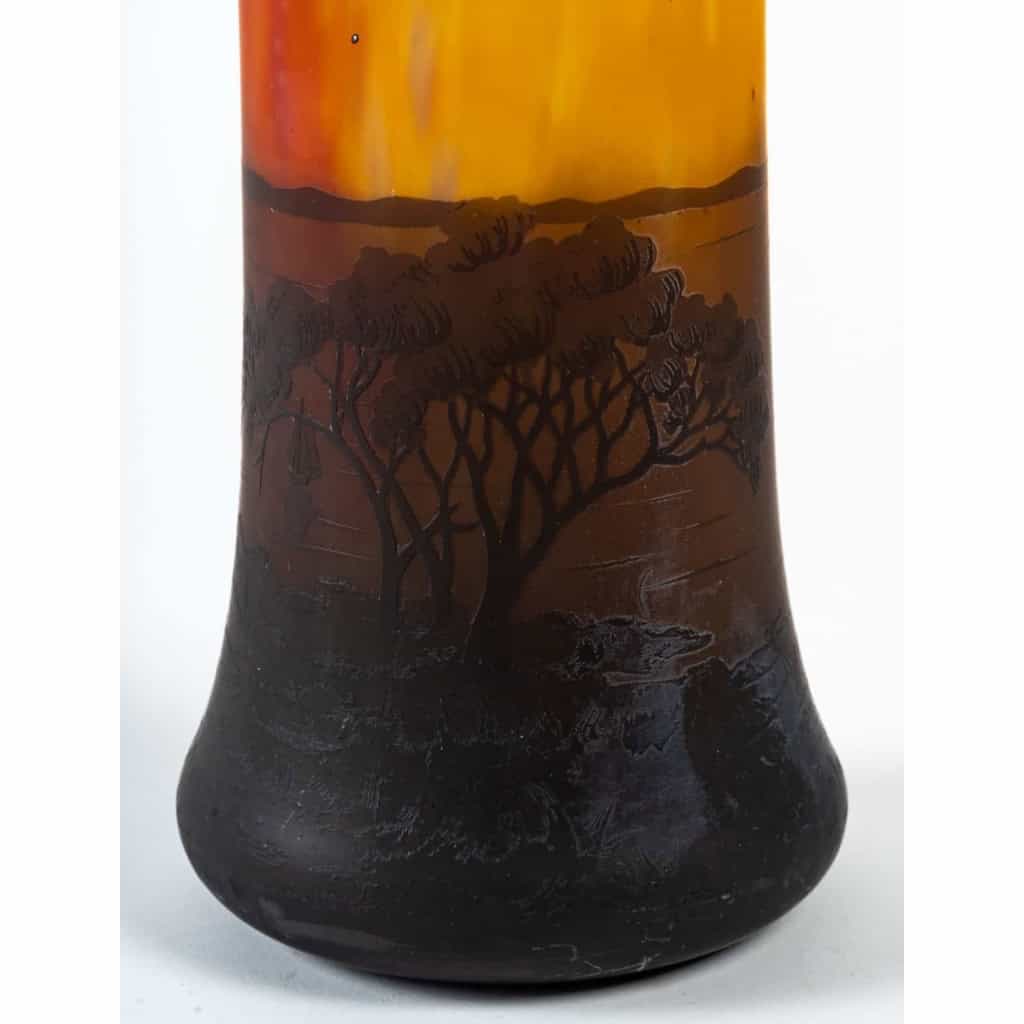 Haut Vase Daum de Nancy à la croix de Lorraine, Décor lacuste | Biron Haut Vase Daum de Nancy à la croix de Lorraine, Décor lacuste
