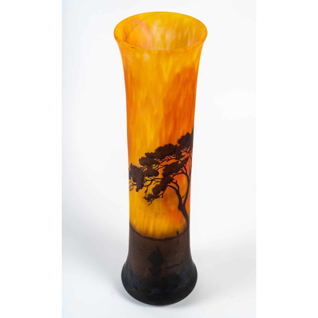 Haut Vase Daum de Nancy à la croix de Lorraine, Décor lacuste | Biron Haut Vase Daum de Nancy à la croix de Lorraine, Décor lacuste