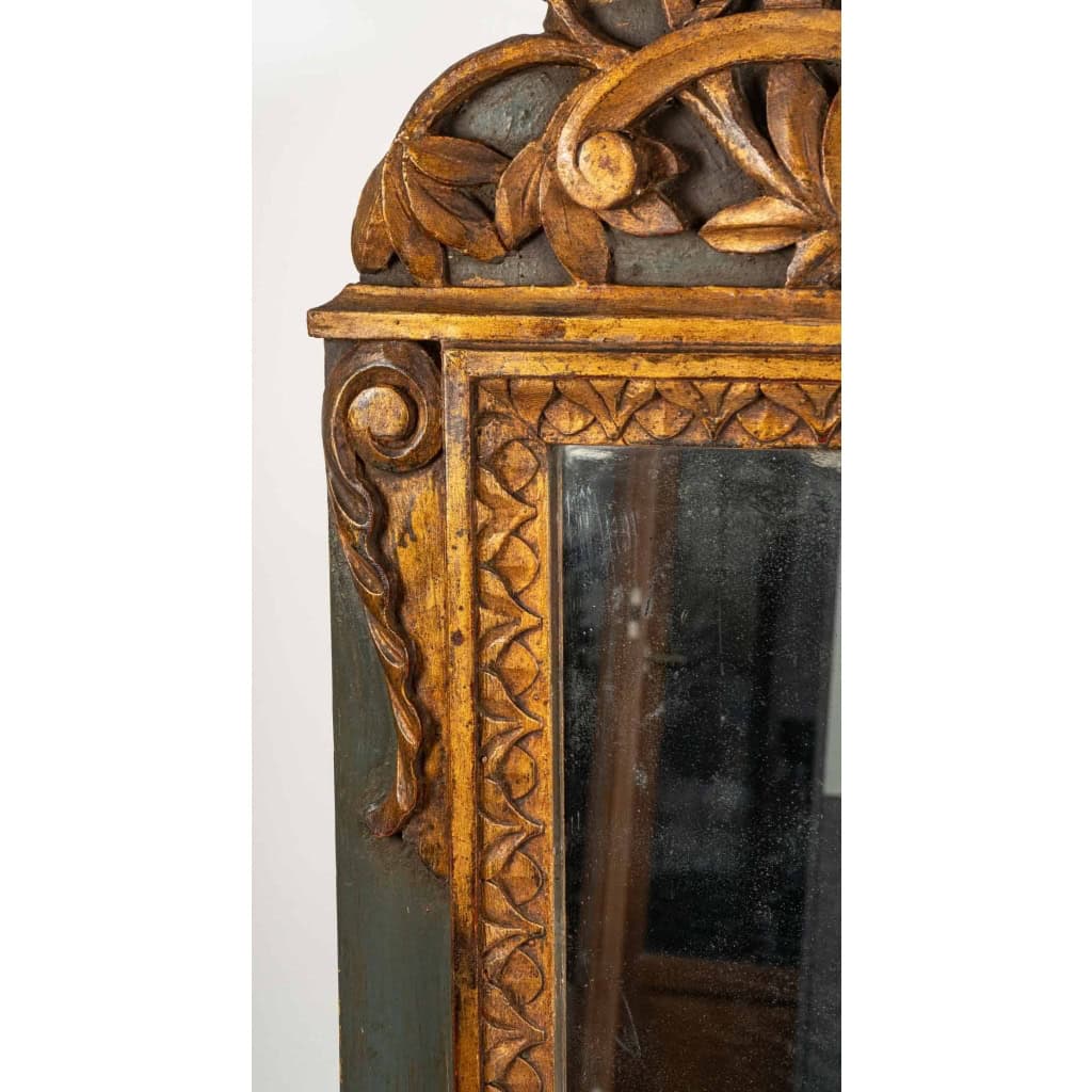 Important miroir en bois sculpté, doré et peint de style Louis XVI, fin XIXème siècle | Biron Important miroir en bois sculpté, doré et peint de style Louis XVI, fin XIXème siècle