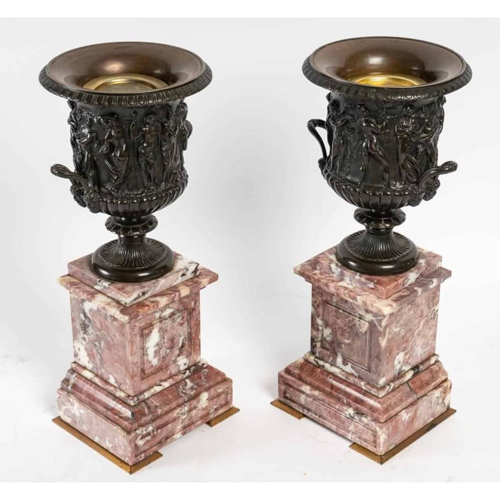 Garniture de cheminée avec ses deux cassolettes d’époque Napoléon III, XIXème siècle | Biron Garniture de cheminée avec ses deux cassolettes d'époque Napoléon III, XIXème siècle