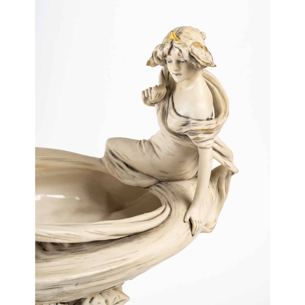 Belle Coupe, style Art Nouveau en biscuit, DMP (Duxer Porzellan-Manufaktur, Royal Dux Bohemia), 1910-1920 | Biron Belle Coupe, style Art Nouveau en biscuit, DMP (Duxer Porzellan-Manufaktur, Royal Dux Bohemia), 1910-1920
