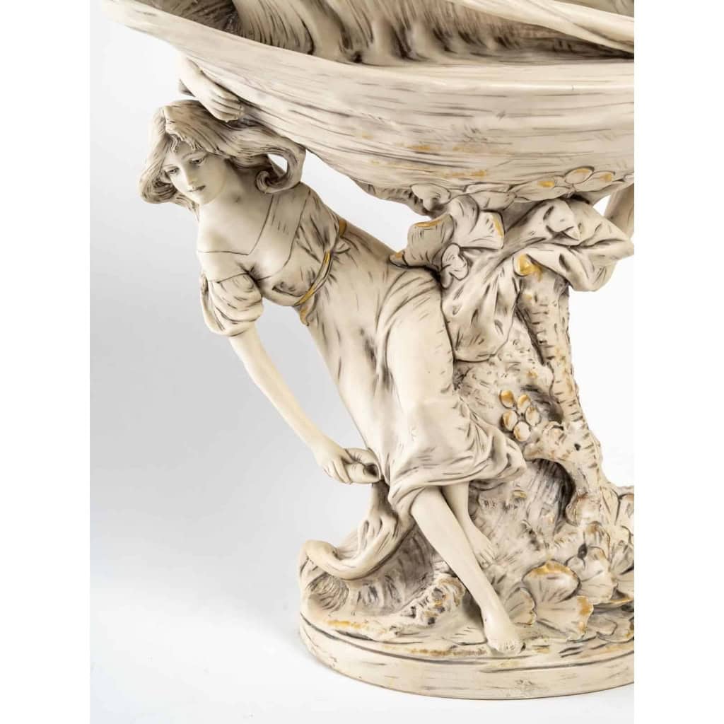 Belle Coupe, style Art Nouveau en biscuit, DMP (Duxer Porzellan-Manufaktur, Royal Dux Bohemia), 1910-1920 | Biron Belle Coupe, style Art Nouveau en biscuit, DMP (Duxer Porzellan-Manufaktur, Royal Dux Bohemia), 1910-1920