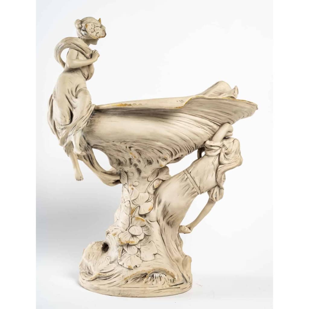 Belle Coupe, style Art Nouveau en biscuit, DMP (Duxer Porzellan-Manufaktur, Royal Dux Bohemia), 1910-1920 | Biron Belle Coupe, style Art Nouveau en biscuit, DMP (Duxer Porzellan-Manufaktur, Royal Dux Bohemia), 1910-1920