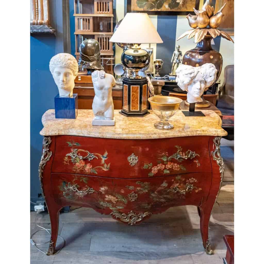 Commode style Louis XV, décors chinois laqués | Biron Commode style Louis XV, décors chinois laqués