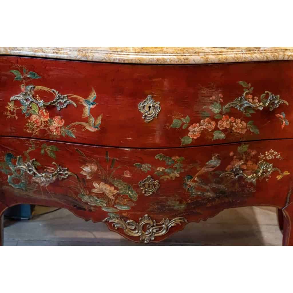 Commode style Louis XV, décors chinois laqués | Biron Commode style Louis XV, décors chinois laqués