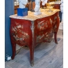 Commode style Louis XV, décors chinois laqués | Biron Commode style Louis XV, décors chinois laqués