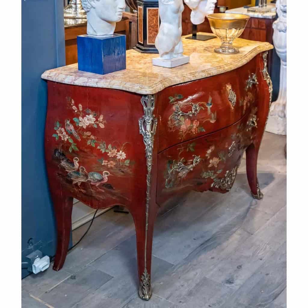 Commode style Louis XV, décors chinois laqués | Biron Commode style Louis XV, décors chinois laqués